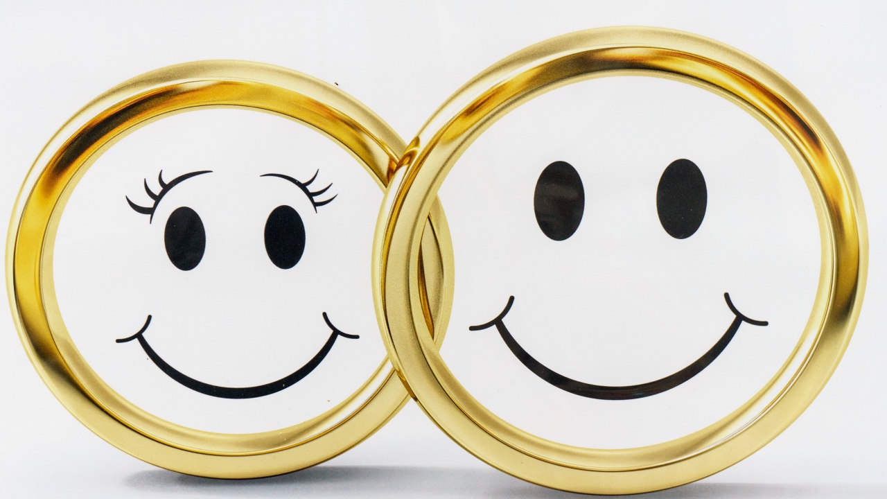 Золотые обручальные кольца на белом фоне