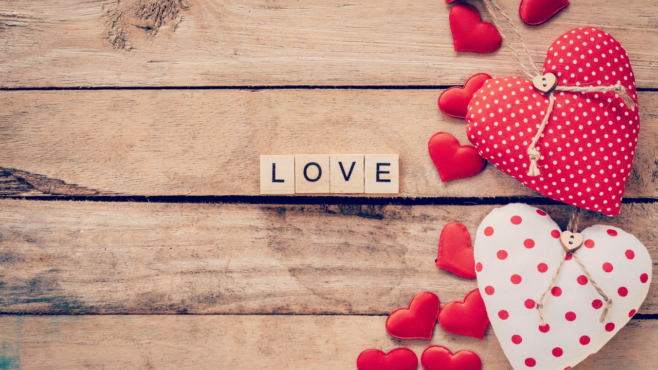 Кубики на деревянном столе с сердечками 