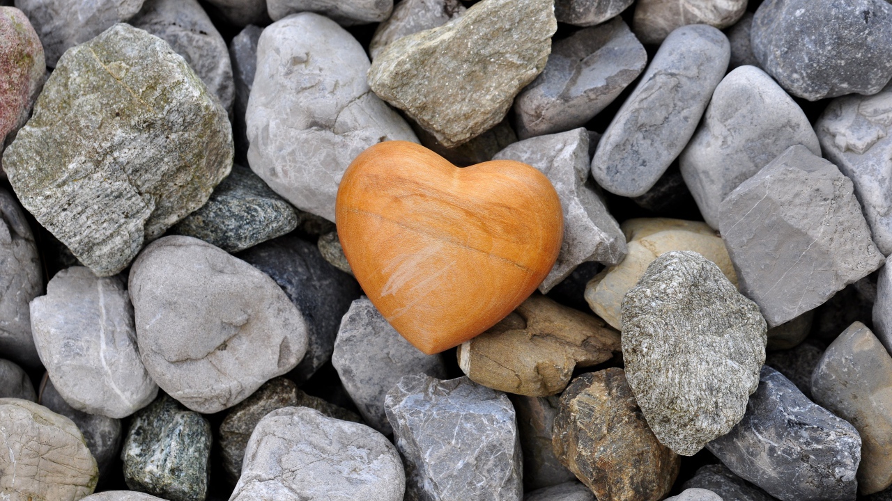 Каменное сердце лежит на камнях 