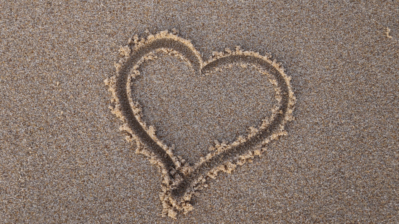 Сердце нарисовано на мокром песке 