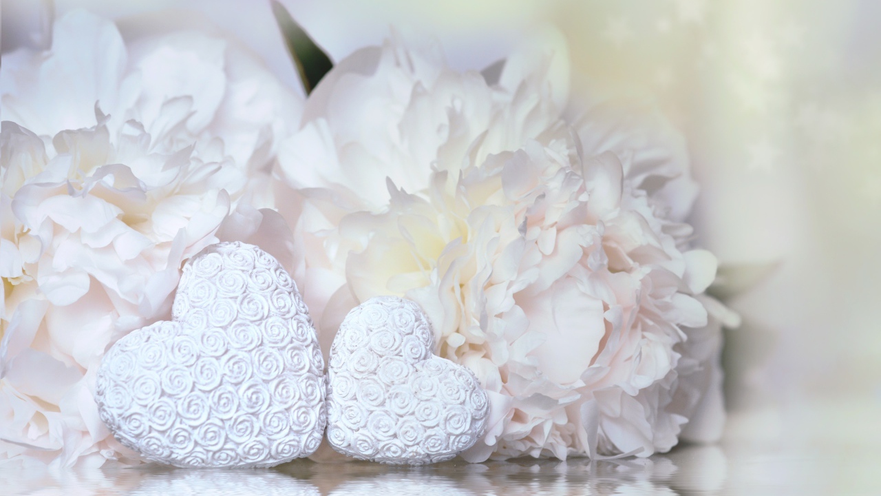 Два белых сердца с цветами пиона 