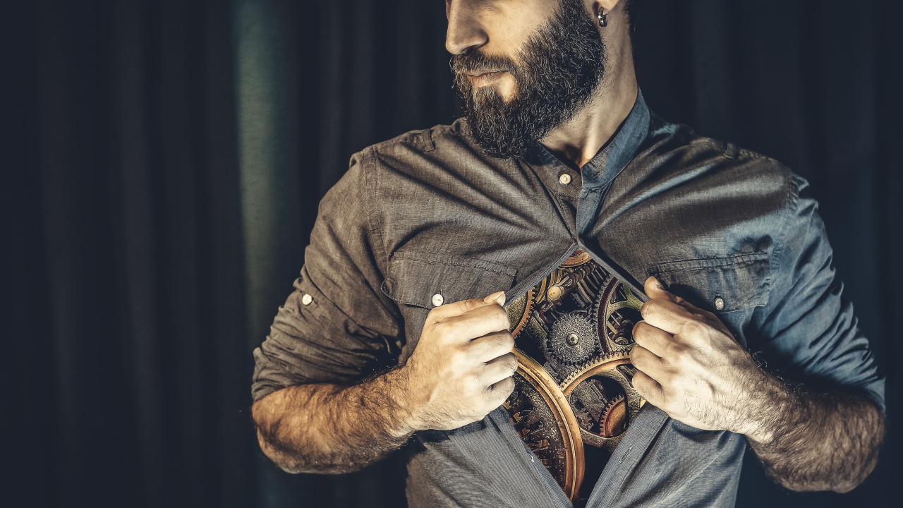 Бородатый мужчина с часовым механизмом внутри 