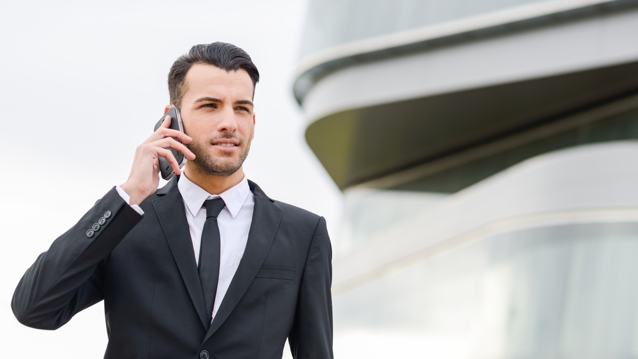 Деловой мужчина с мобильным телефоном