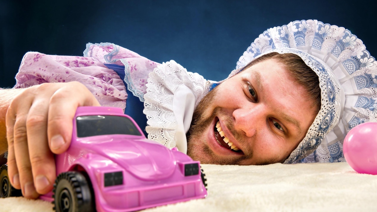 Мужчина в костюме ребенка с машинкой 