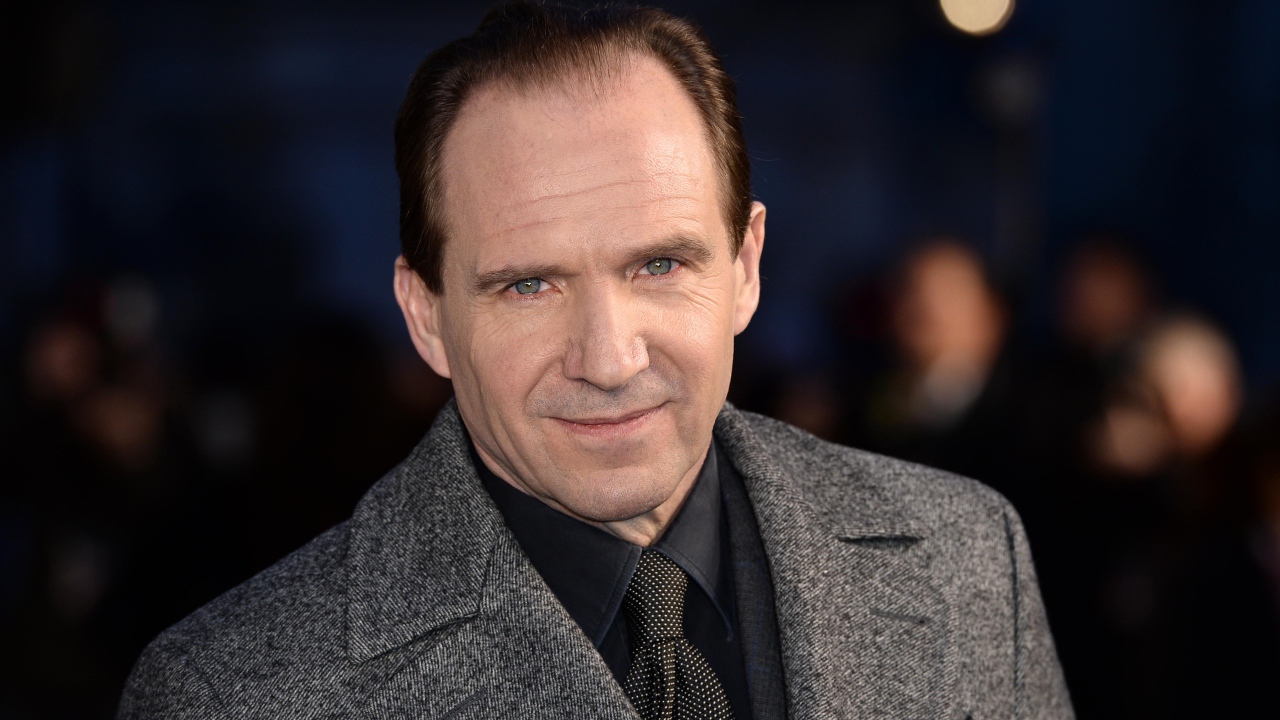 Актер Рэйф Файнс в сером пальто