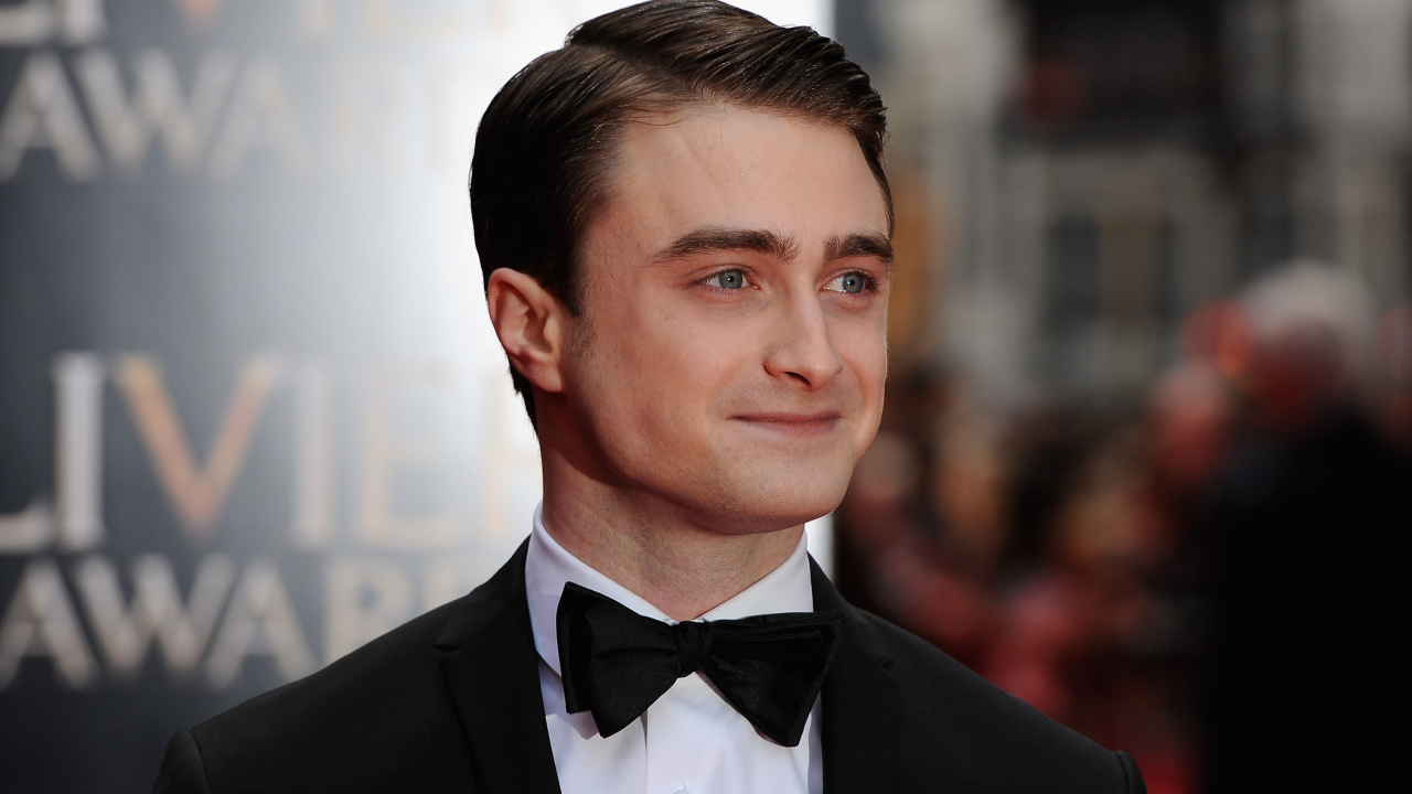 Стильный молодой Дэниел Рэдклифф в костюме