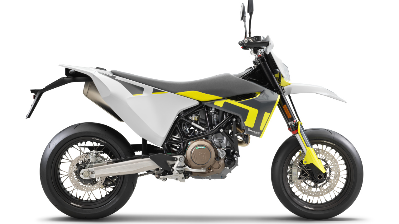 Гоночный мотоцикл Husqvarna 701 Supermoto, 2021 года на белом фоне
