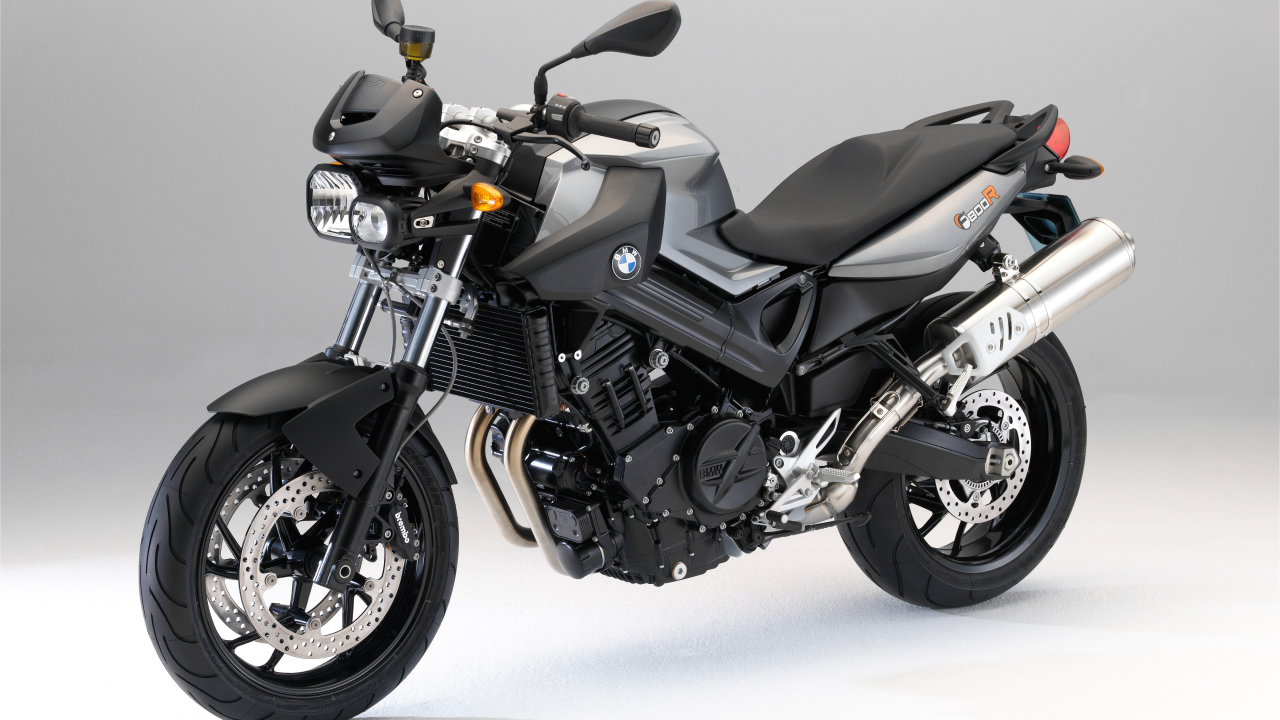 Большой черный мотоцикл BMW F 800 R на сером фоне