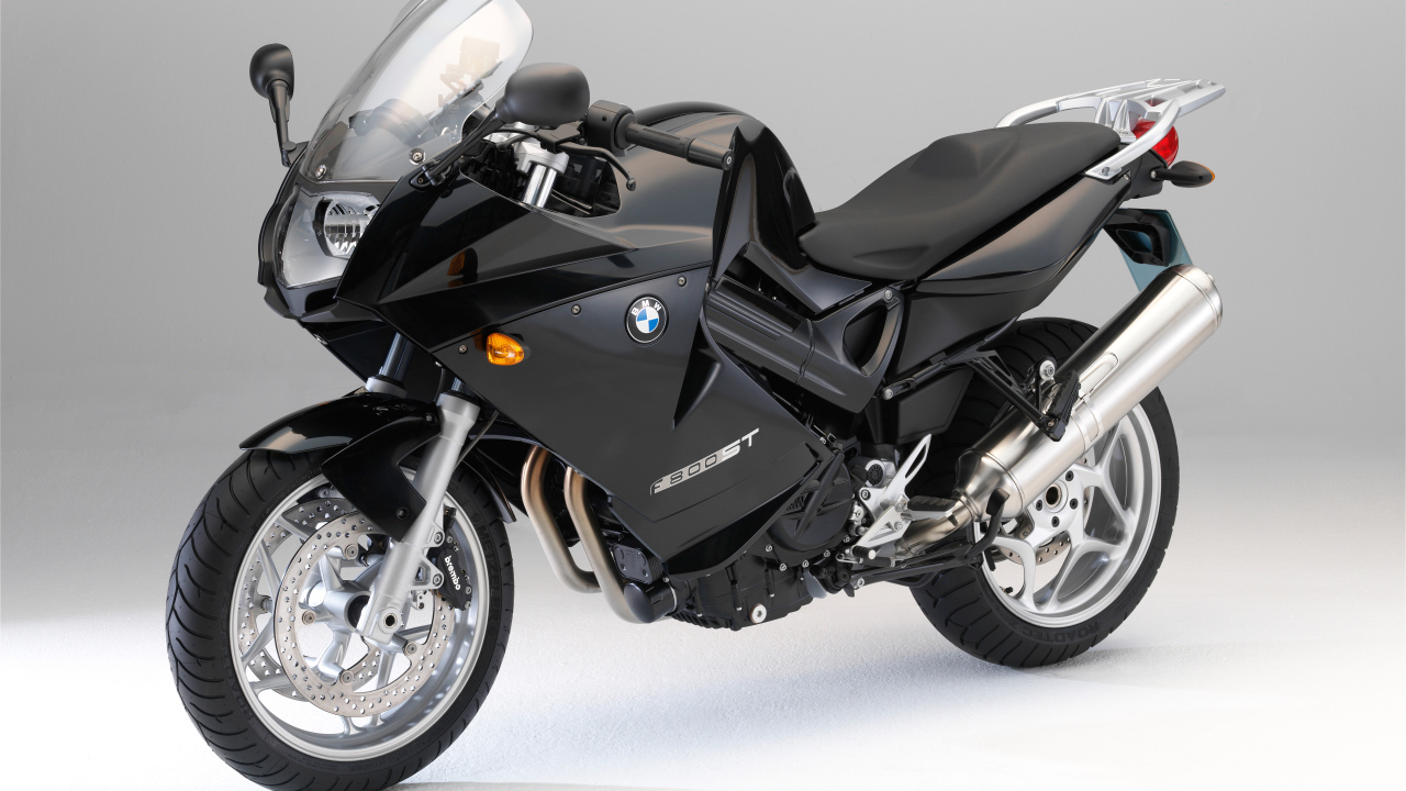 Черный мотоцикл BMW  F 800 ST на сером фоне крупным планом