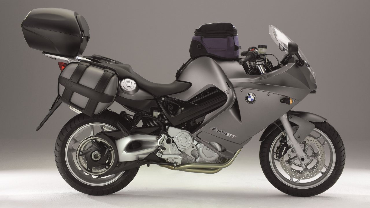 Серый мотоцикл BMW  F 800 ST вид сбоку 