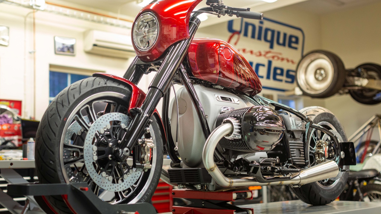 Новый красный мотоцикл BMW Concept R 18.2, 2021 года