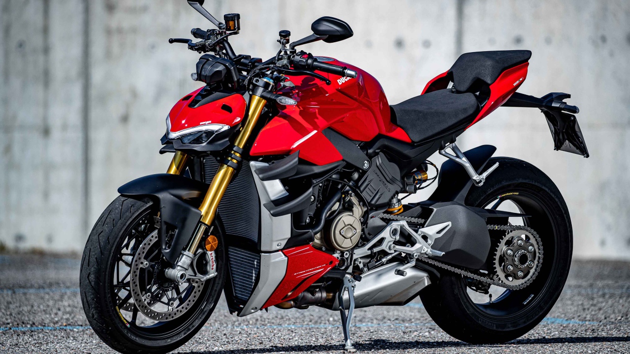 Красный быстрый новый мотоцикл Ducati V4 Streetfighter, 2021 года