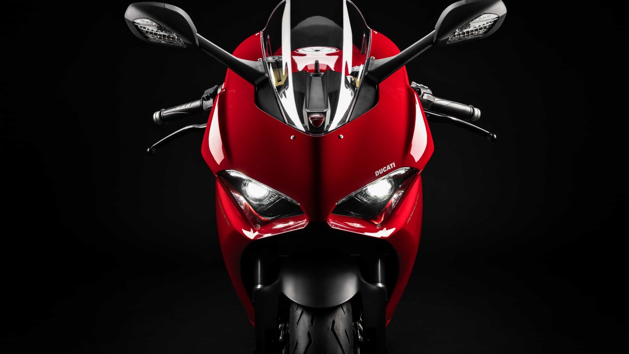 Красный мотоцикл Ducati Panigale v2 вид спереди
