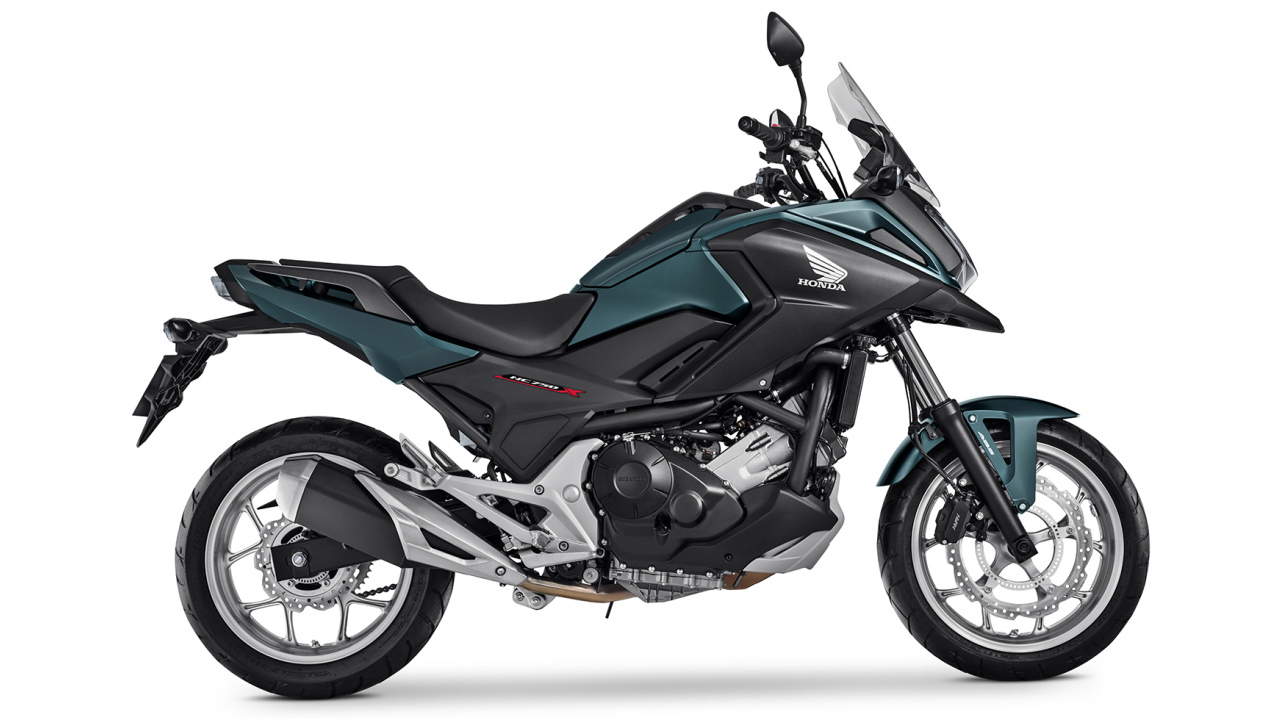 Мотоцикл Honda NC750X, 2021 года на белом фоне