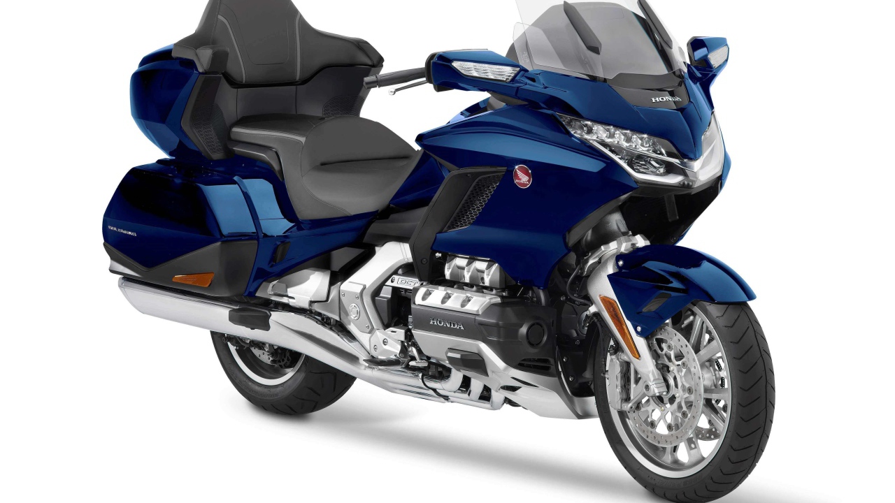 Синий мотоцикл Honda Gold Wing  на белом фоне