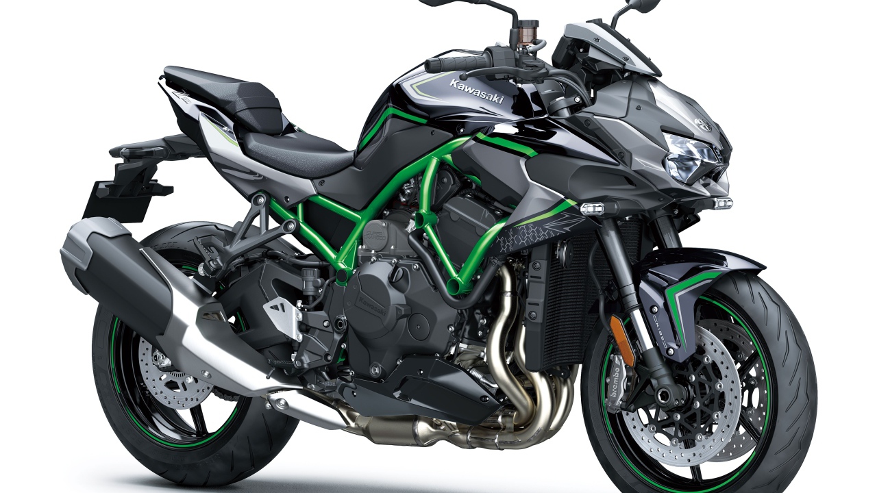 Черный тяжелый мотоцикл Kawasaki Z H2, 2021 года на белом фоне