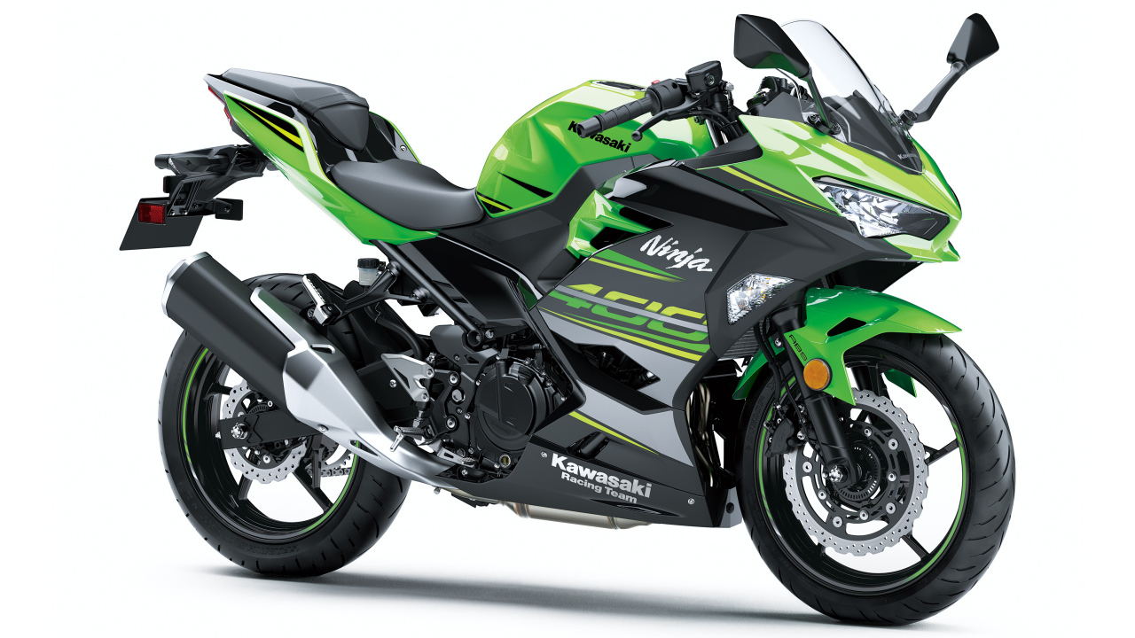 Зеленый мотоцикл Kawasaki Ninja 400 на белом фоне