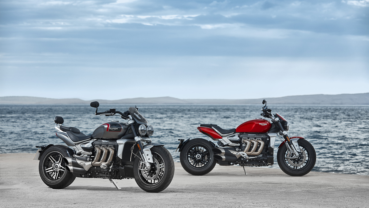 Два мотоцикла Triumph Rocket 3, 2021 года на берегу