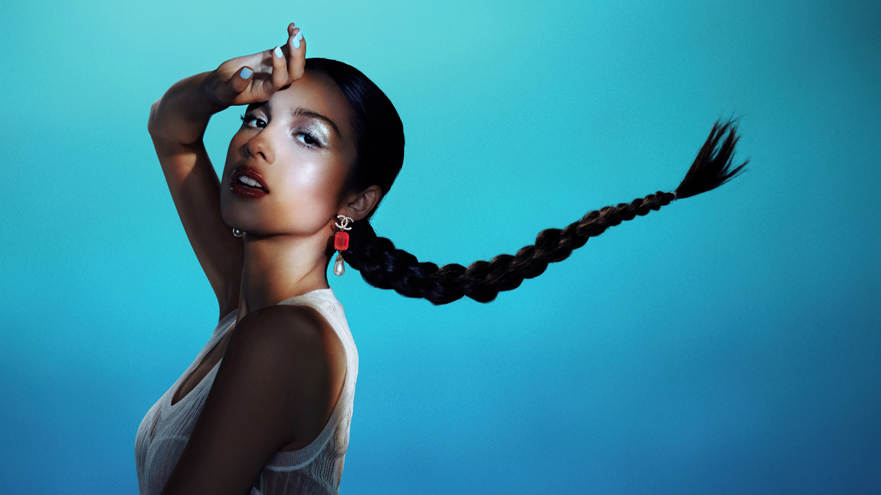 Американская певица Оливия Родриго на голубом фоне