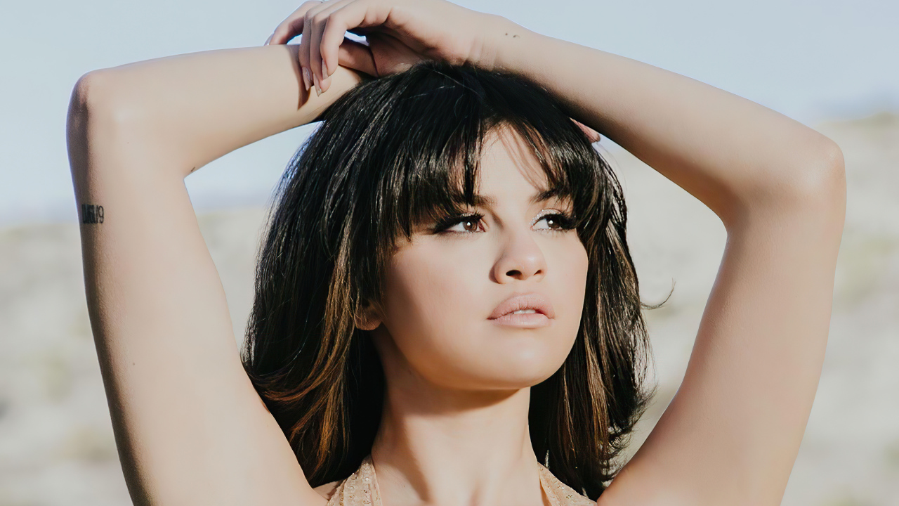 Американская певица Селена Гомес в поднятыми руками