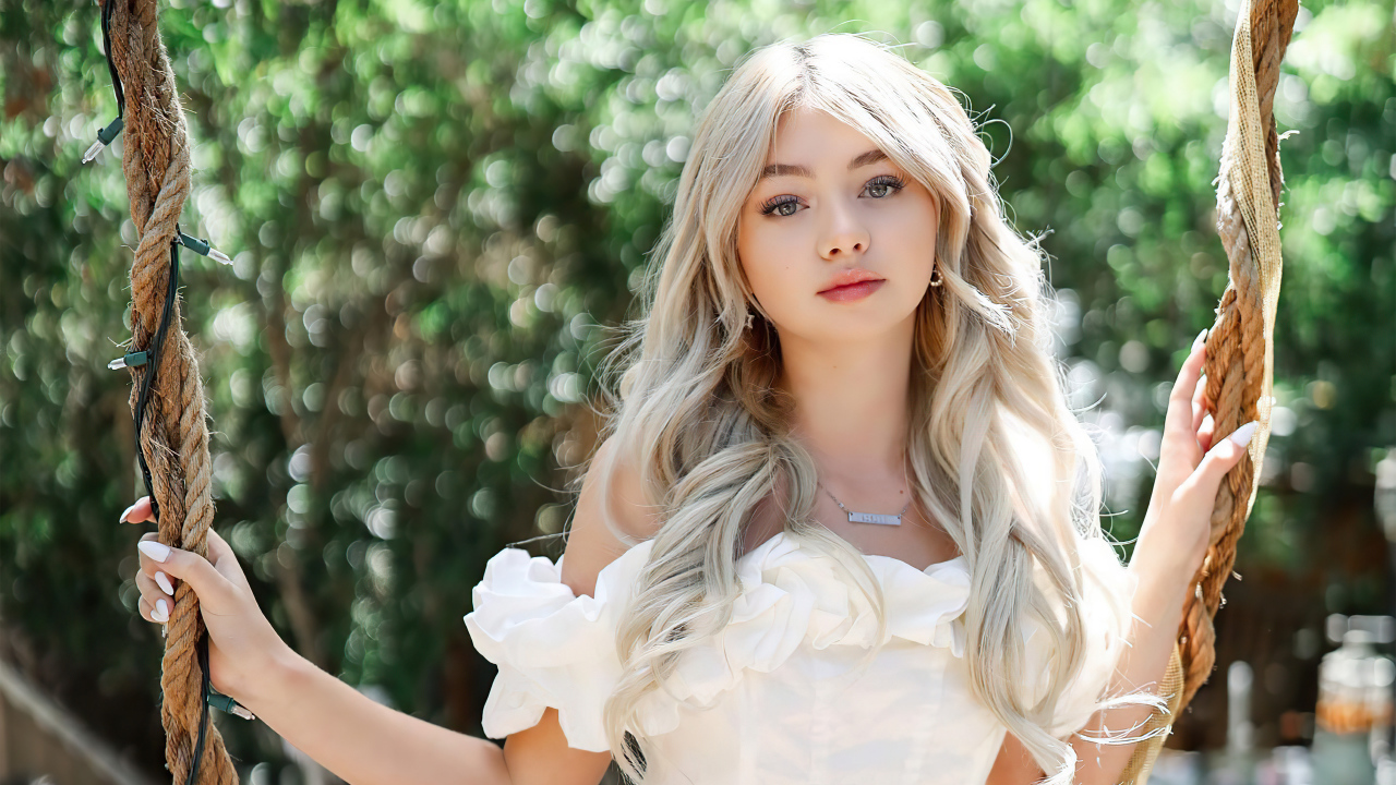 Красивая блондинка певица Сисили Роуз