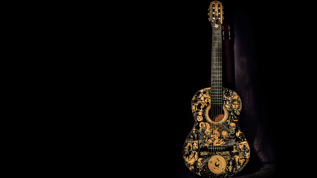 Красивая гитара с рисунком на черном фоне
