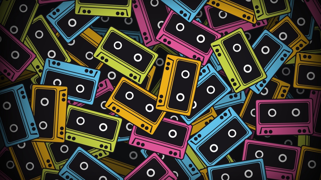 Разноцветные кассеты на черном фоне 