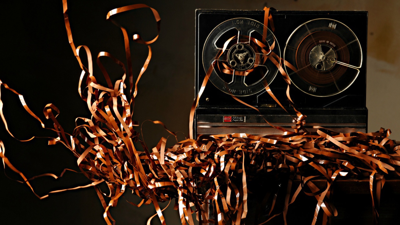 Старый бобинный магнитофон с лентой