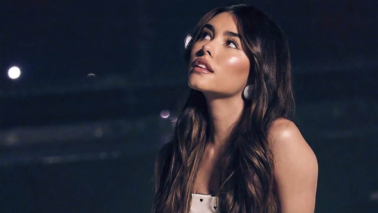 Певица Мэдисон Бир смотрит в сторону