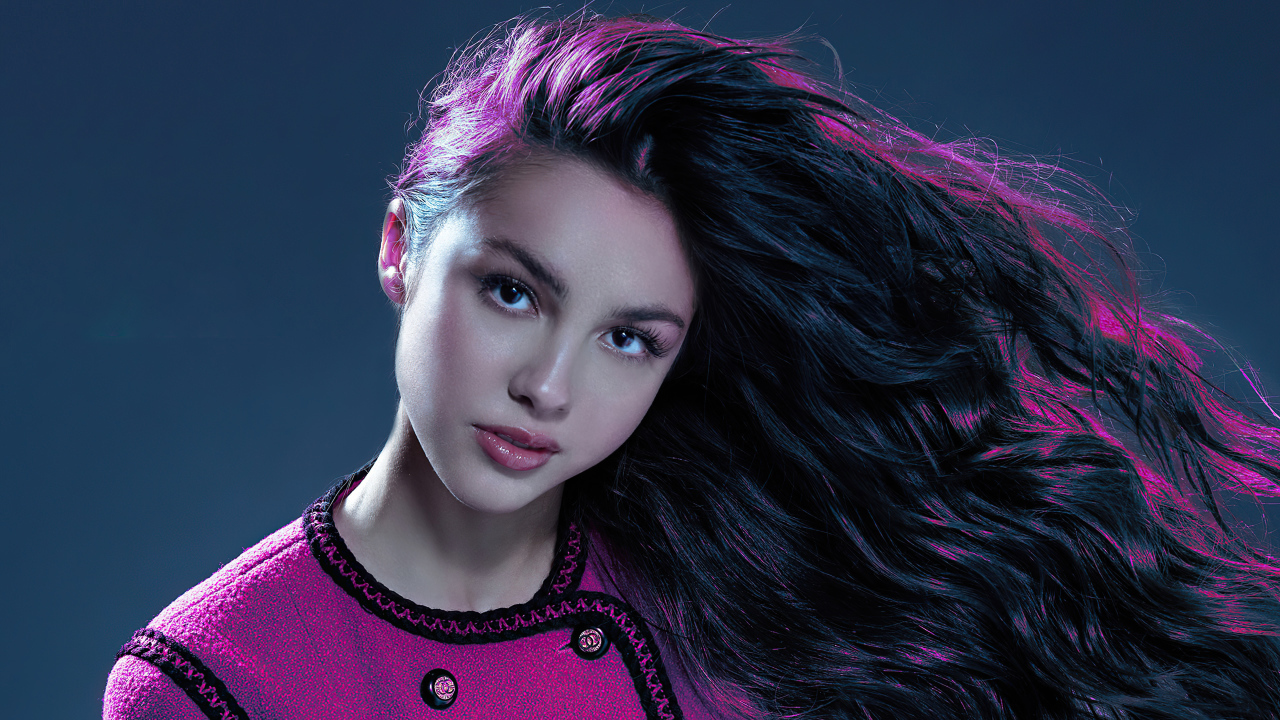 Длинные волосы у певицы Оливия Родриго