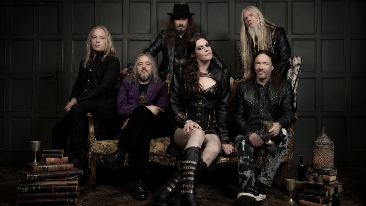 Состав группы Nightwish сидит на диване