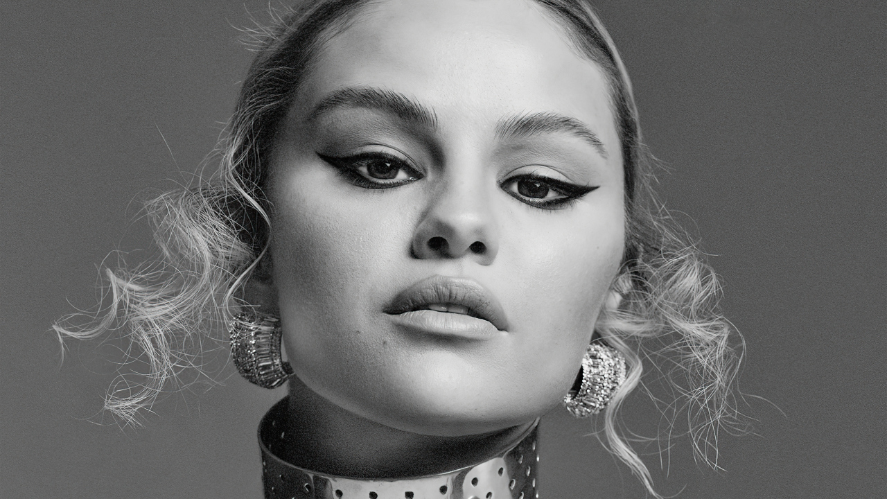 Лицо певицы Селена Гомес на сером фоне