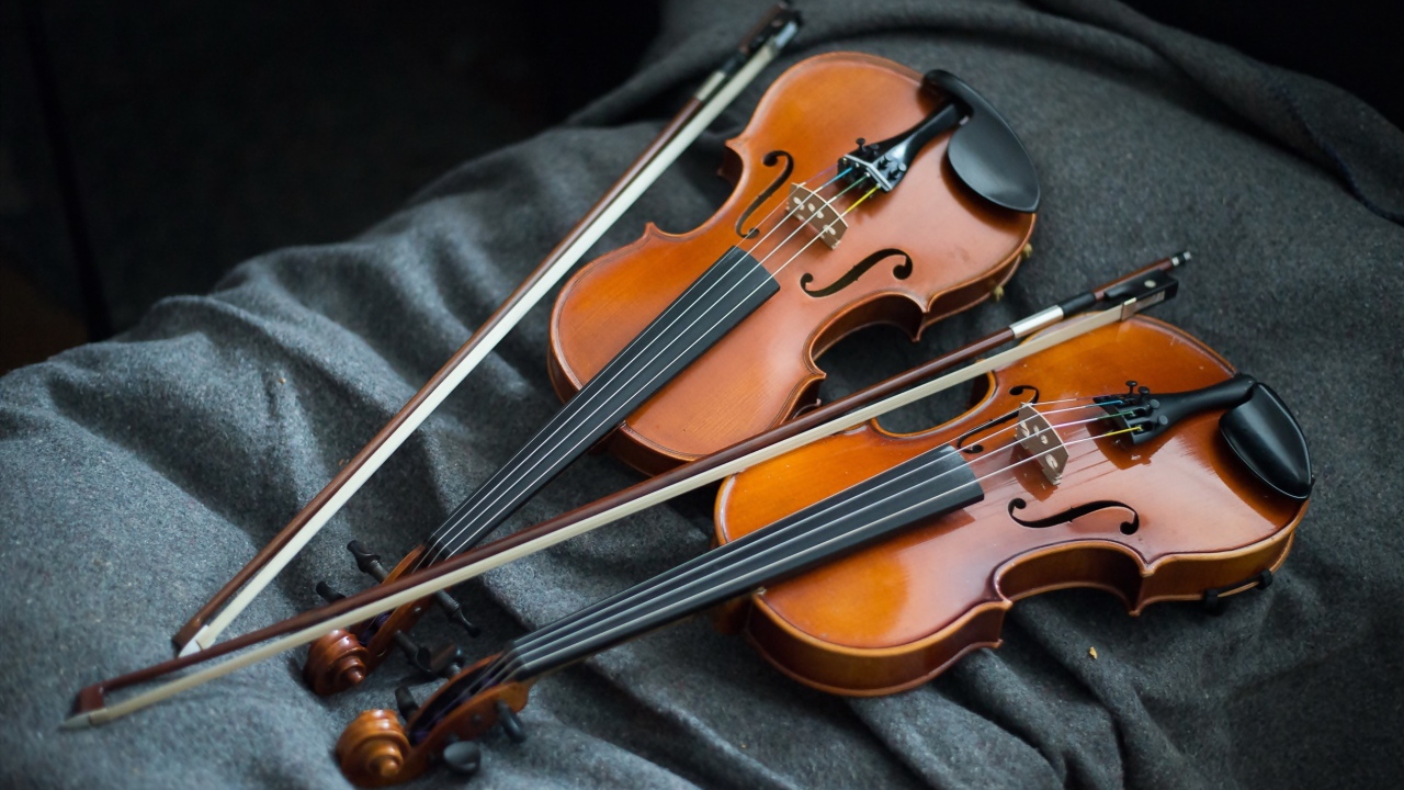 Две деревянные скрипки на ткани 