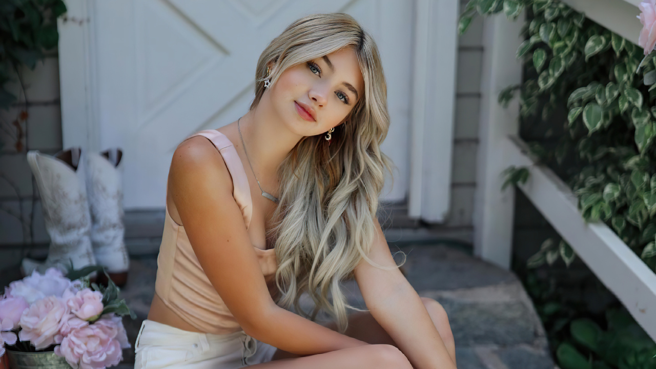 Молодая девушка певица Сисили Роуз