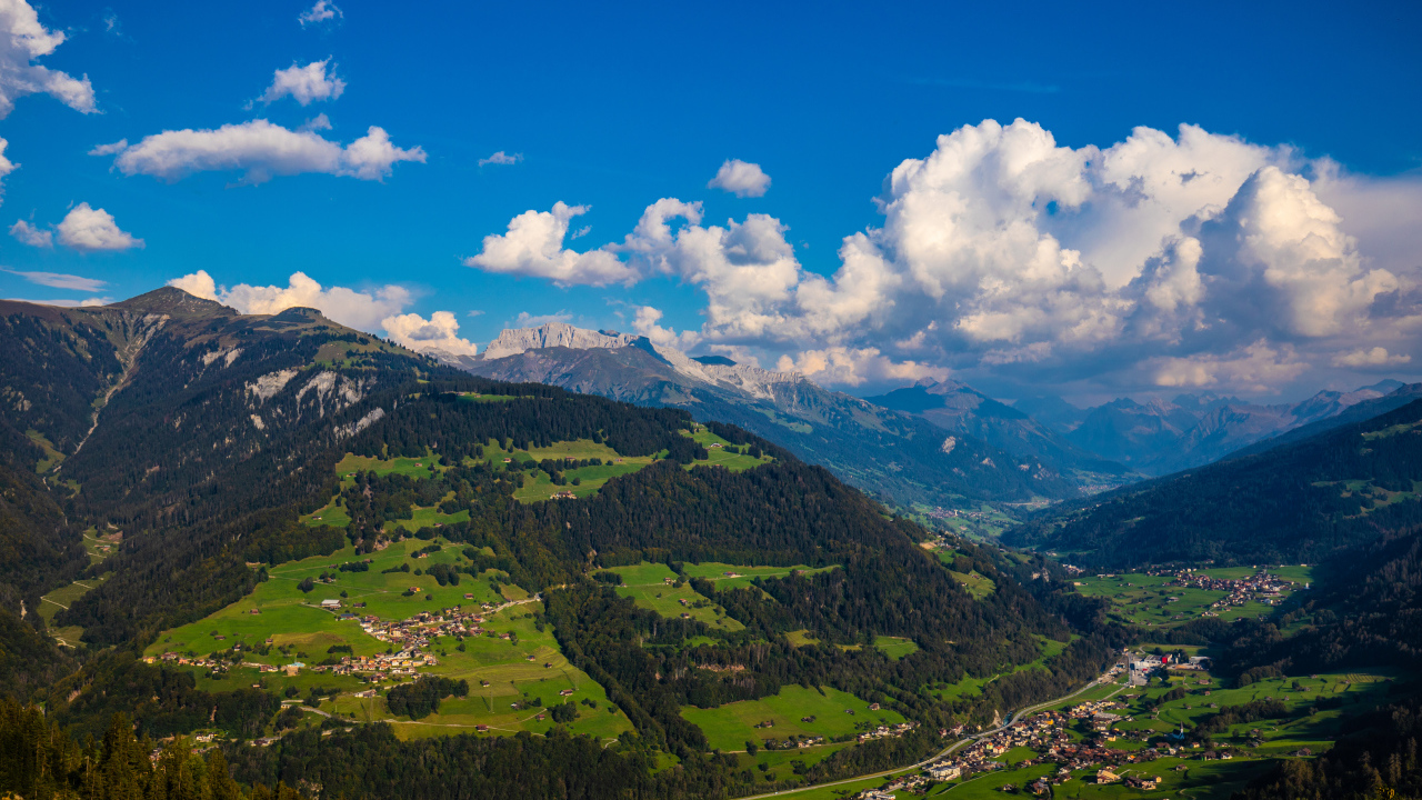 Красивый вид на гору под голубым небом с голубыми облаками 