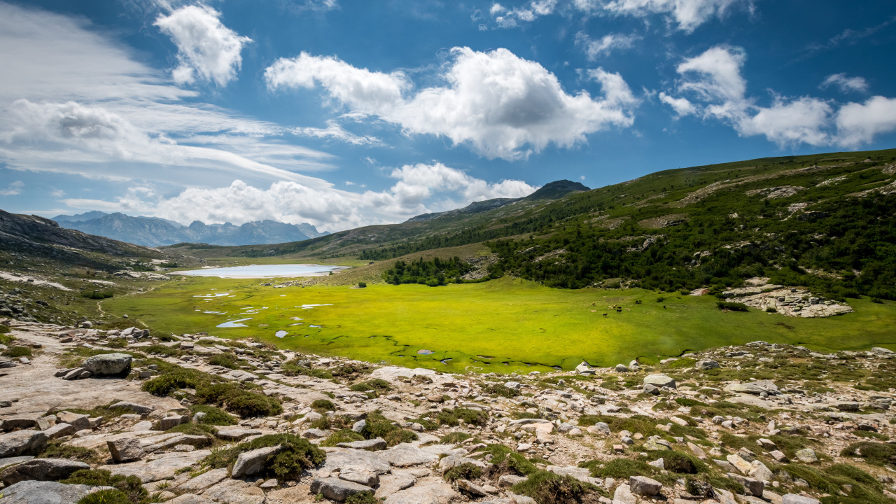 Красивое небо над зеленым лугом в горах 