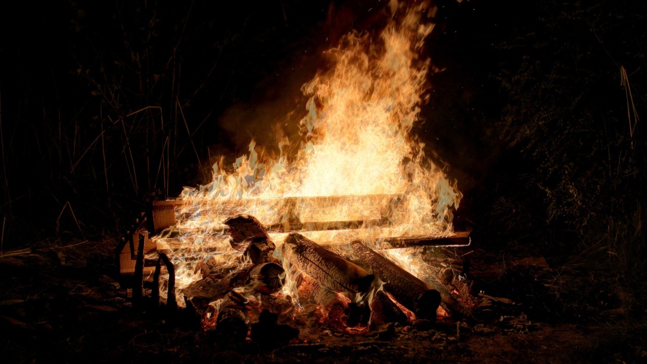 Большой костер с дровами ночью
