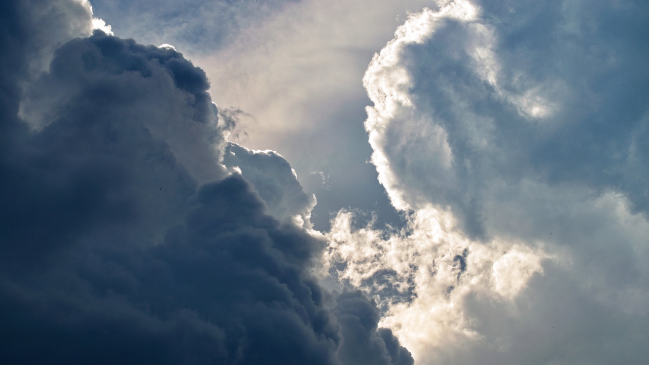 Солнце пробивается сквозь густые белые облака