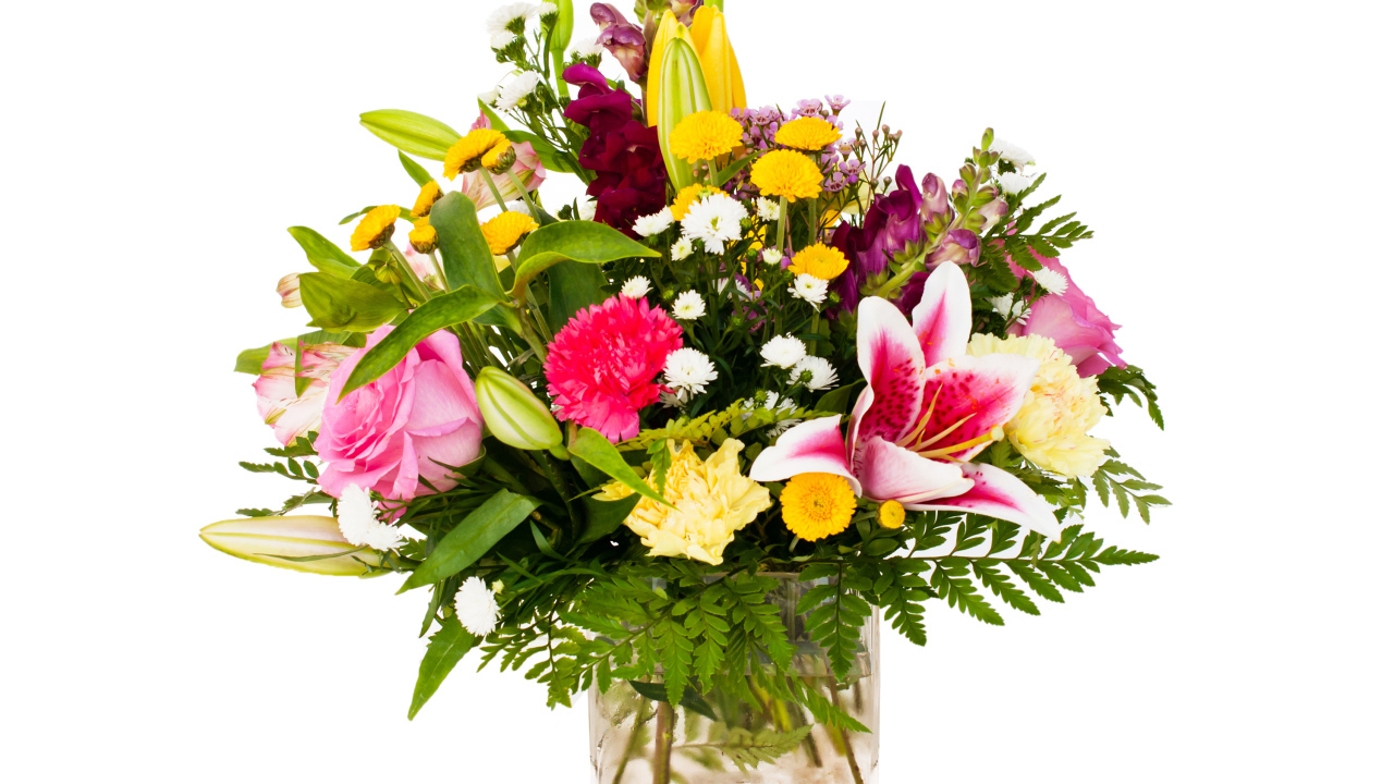 Красивый букет в стеклянной вазе на белом фоне