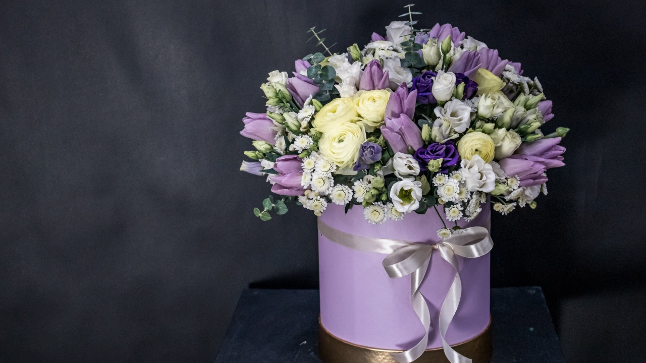 Красивый букет с розами, тюльпанами и эустомой на сером фоне