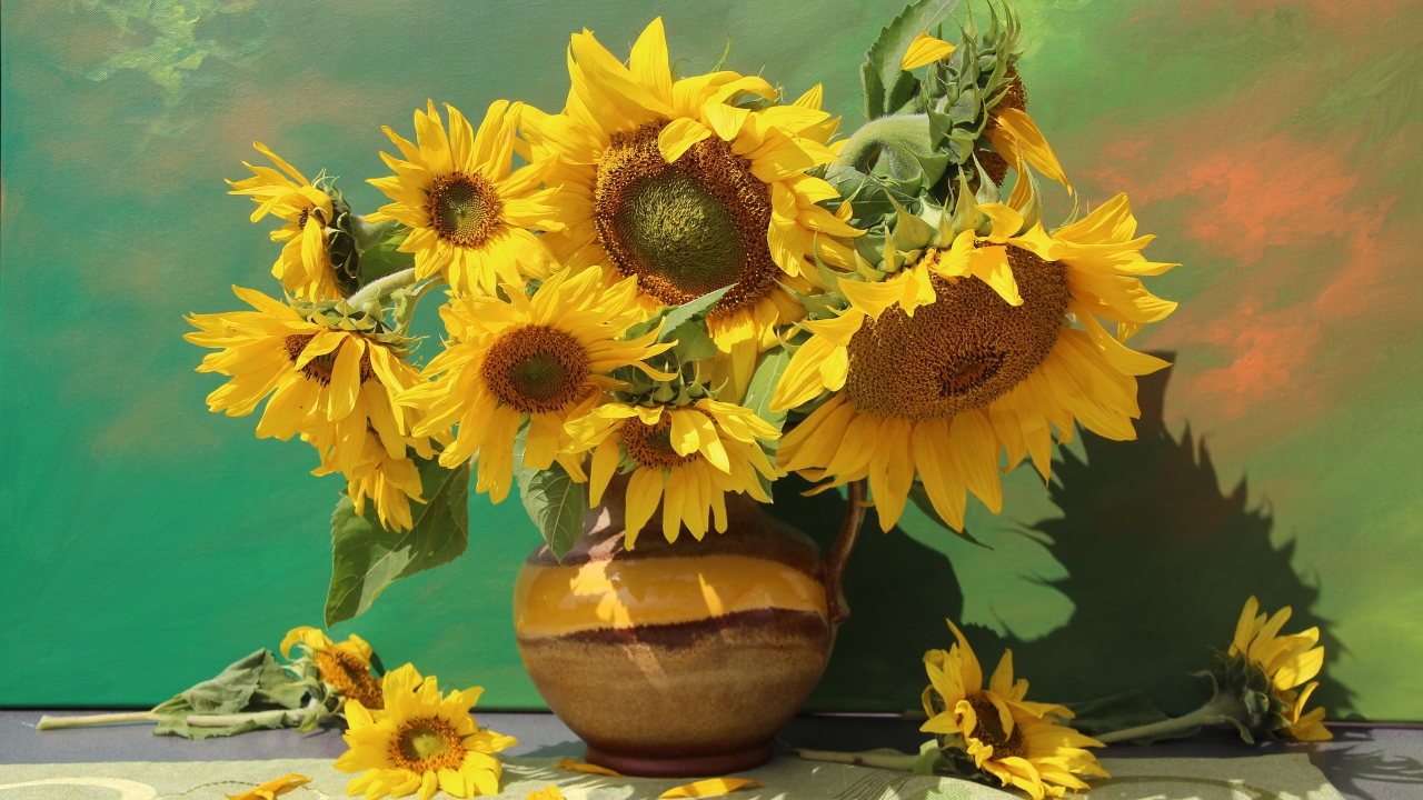 Букет подсолнухов в вазе на фоне стены