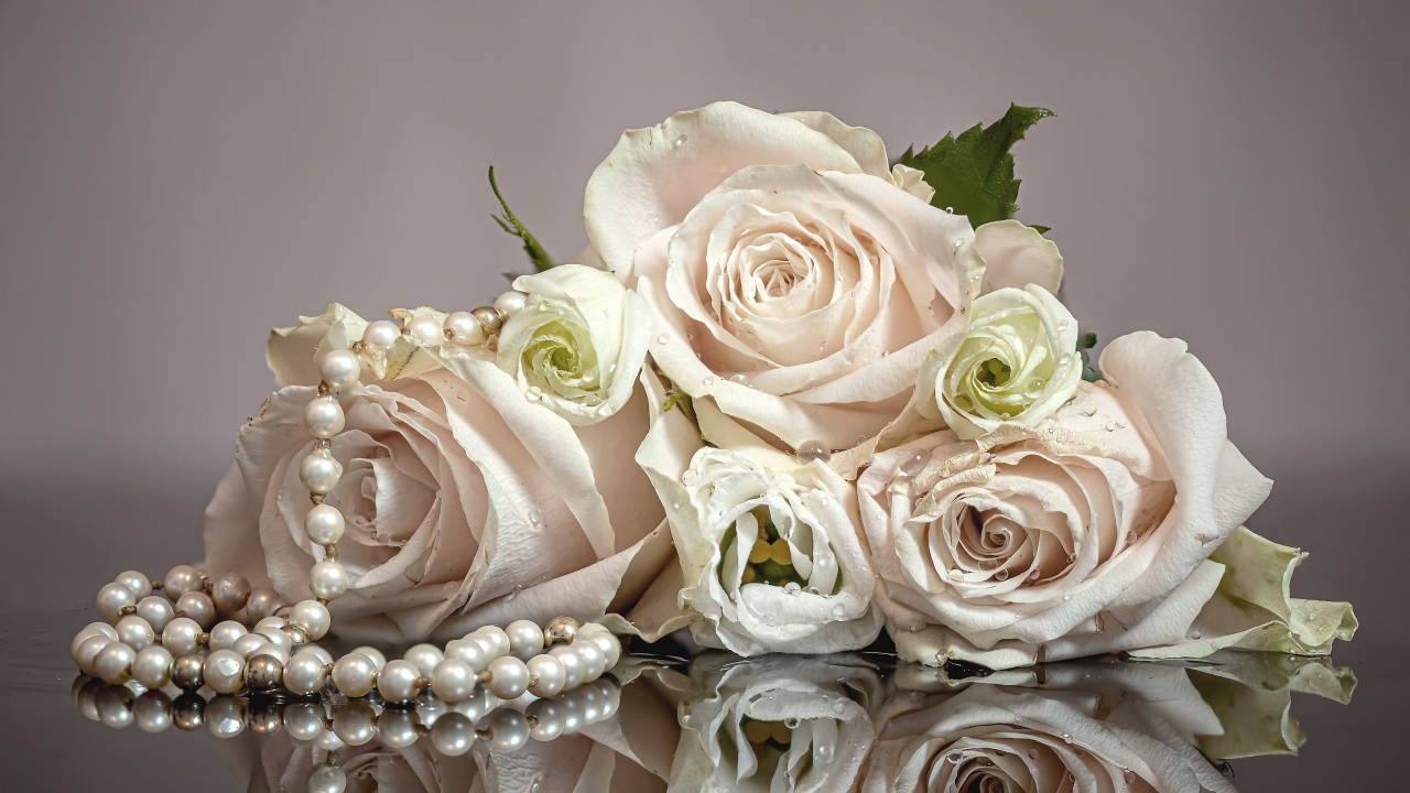 Букет белых роз с бусами на сером фоне