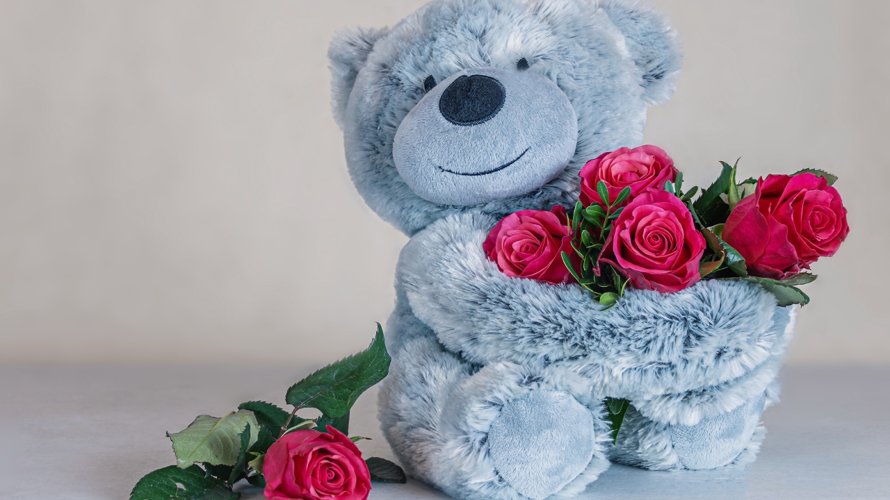 Серый медвежонок с букетом роз