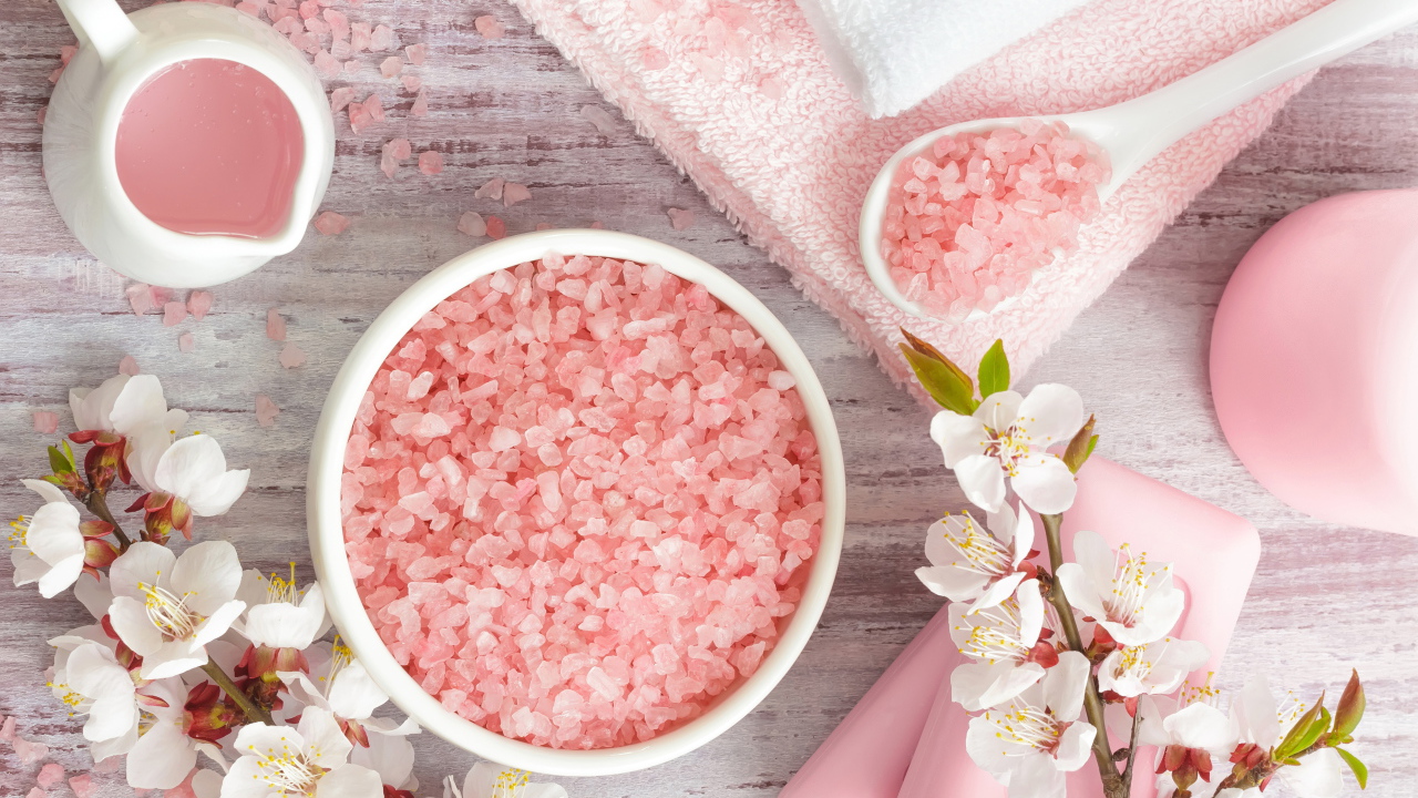 Розовая ароматная соль с цветами вишни