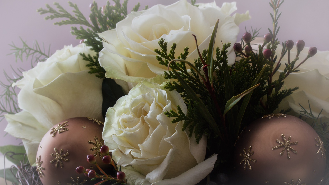 Белые розы с шариками и зелеными листьями 