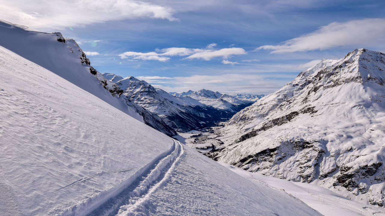 Красивые заснеженные вершины гор 
