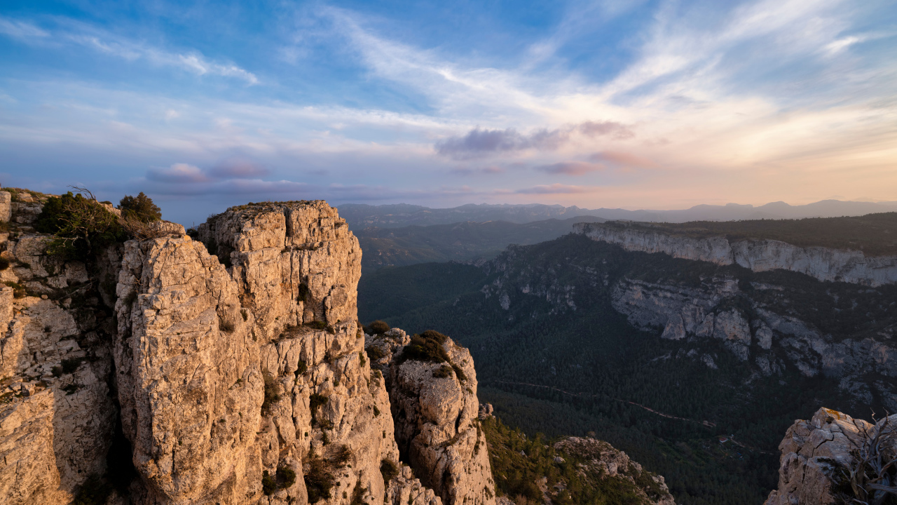 Красивый вид с высокого утеса в лучах солнца 
