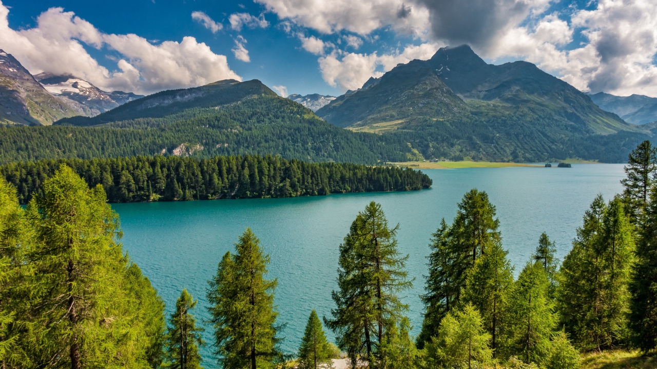 Красивый вид на горы и озеро под голубым небом