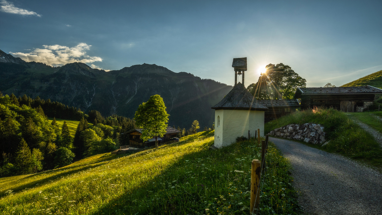 Красивый вид на покрытые зеленью горы в лучах солнца