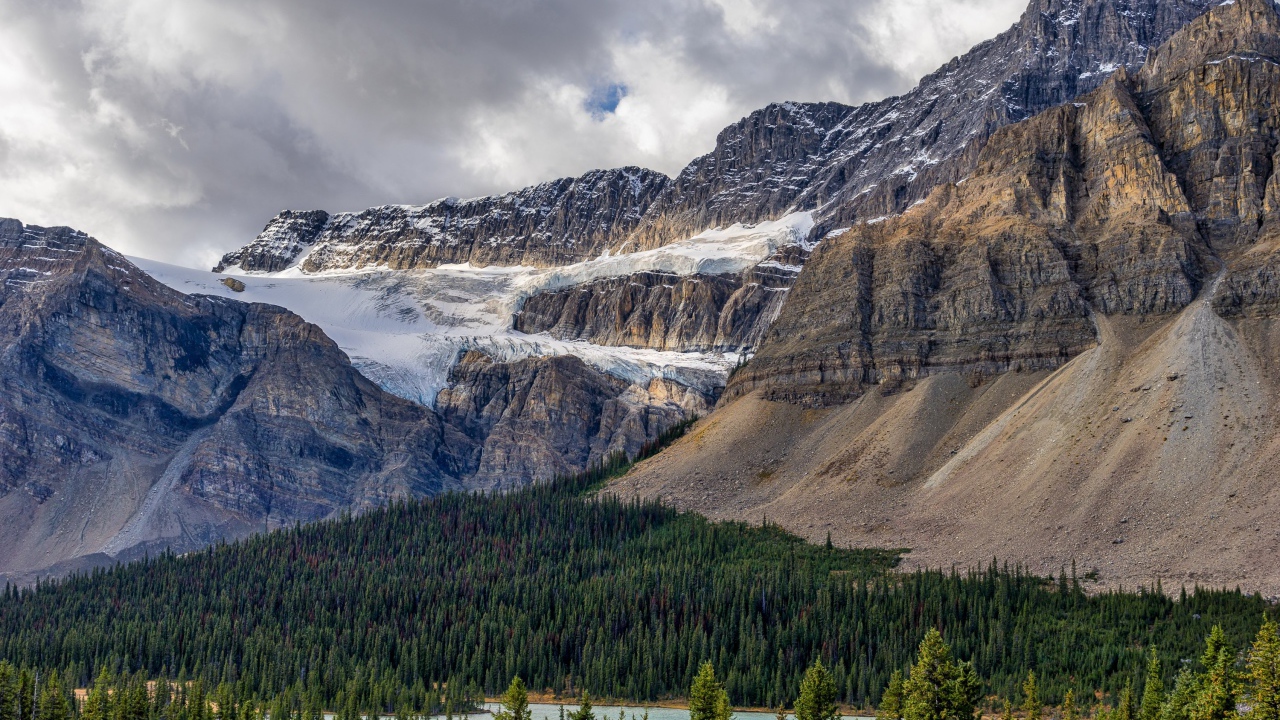 Большие каменные горы под пасмурным небом 